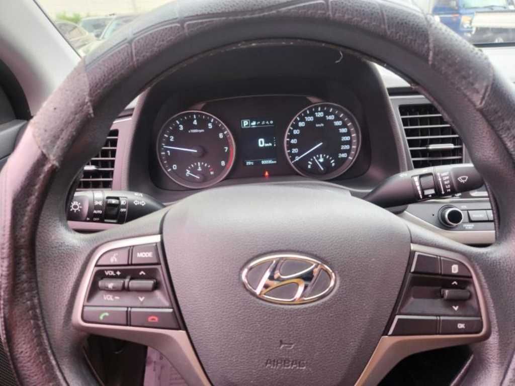 HYUNDAI Avante - Vista 12