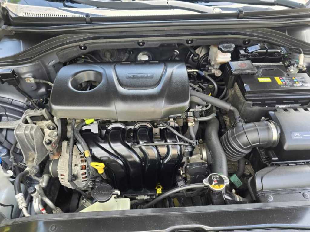 HYUNDAI Avante - Vista 10