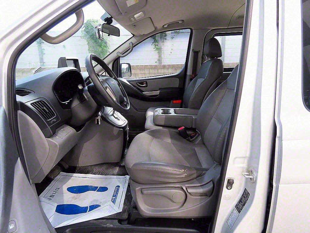 HYUNDAI Starex - Vista 5