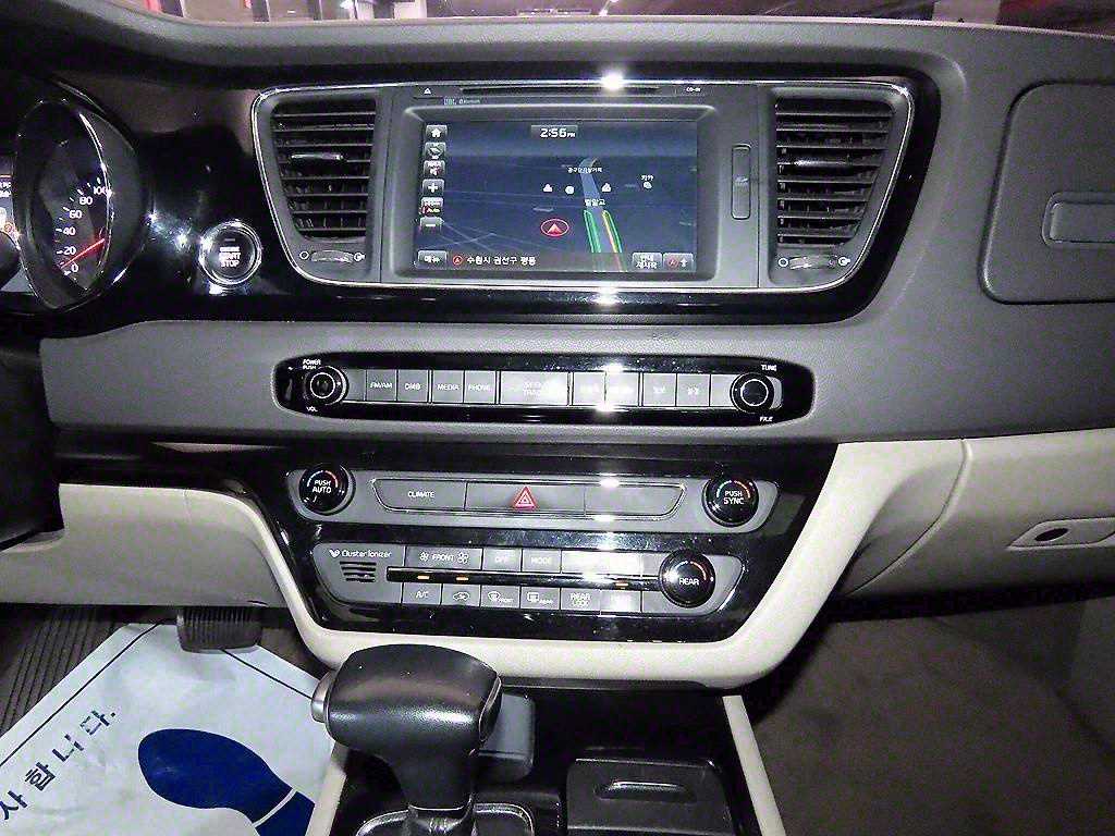 KIA Carnival - Vista 12