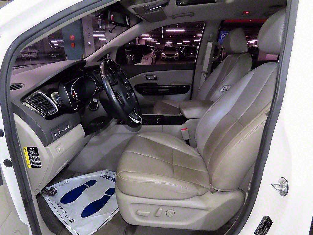 KIA Carnival - Vista 6