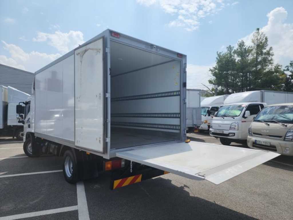 medium and large cargo truck - Vista 9