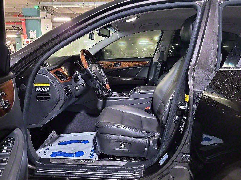 HYUNDAI Equus - Vista 7