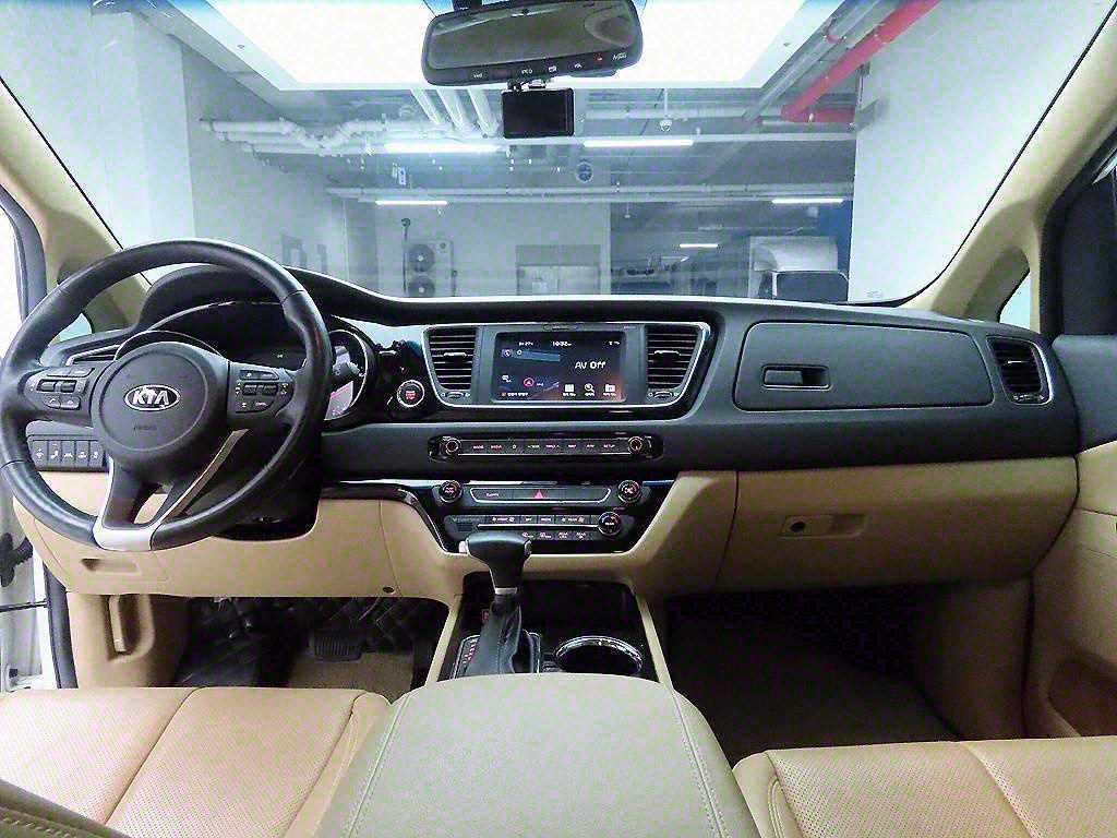 KIA Carnival - Vista 7