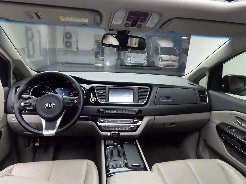 KIA Carnival - Vista 6