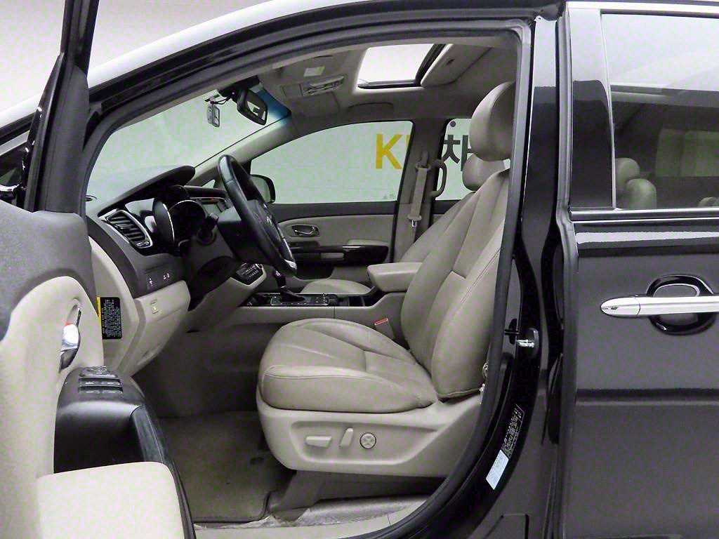KIA Carnival - Vista 12