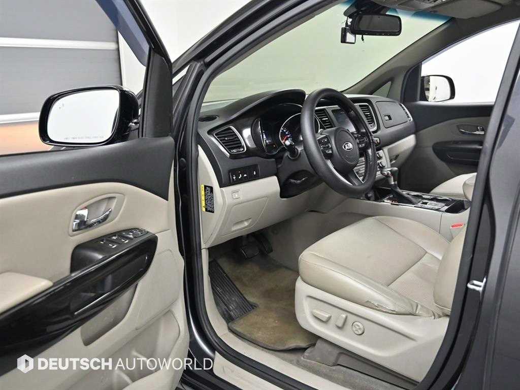 KIA Carnival - Vista 11