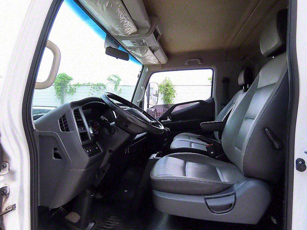 medium and large cargo truck - Vista 9