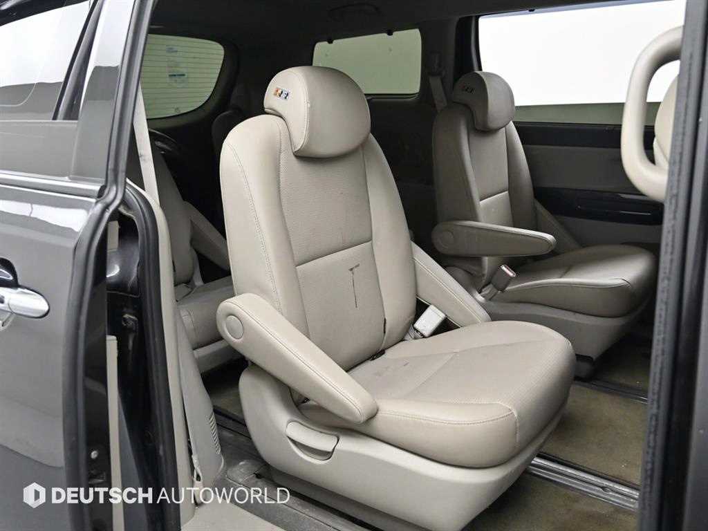 KIA Carnival - Vista 12