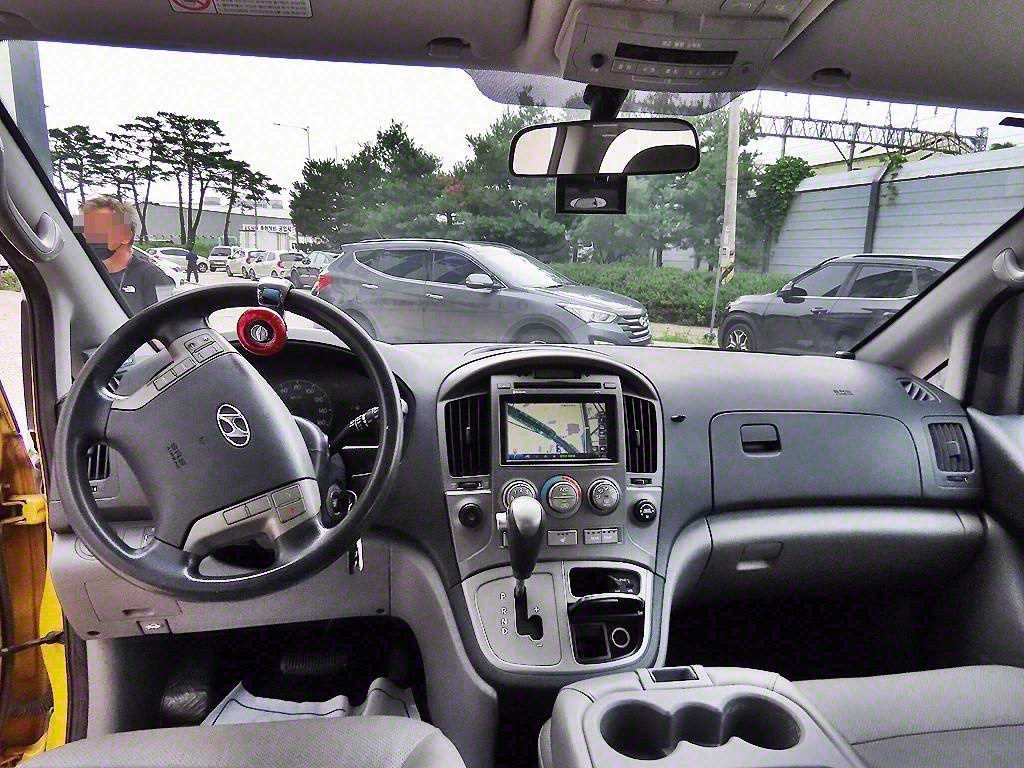 HYUNDAI Starex - Vista 8