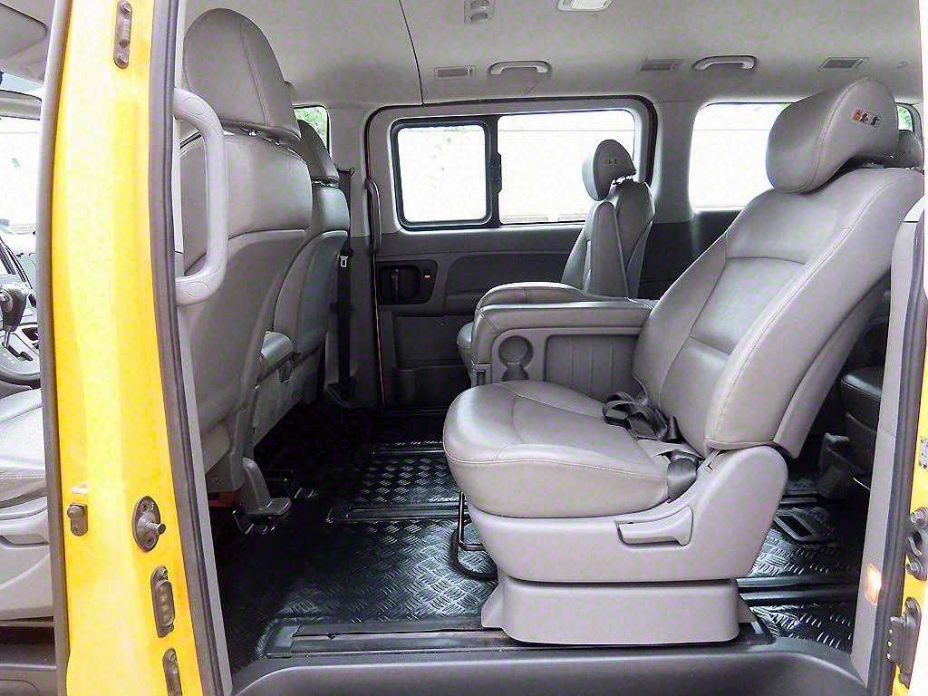 HYUNDAI Starex - Vista 6