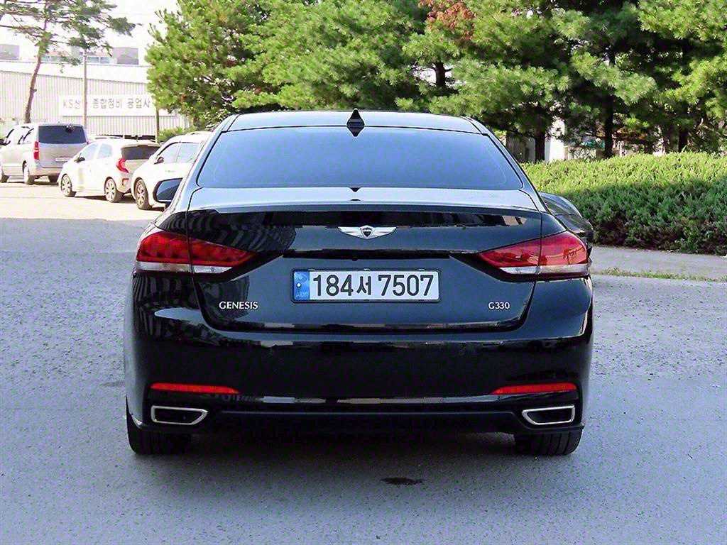 HYUNDAI Genesis - Vista 4