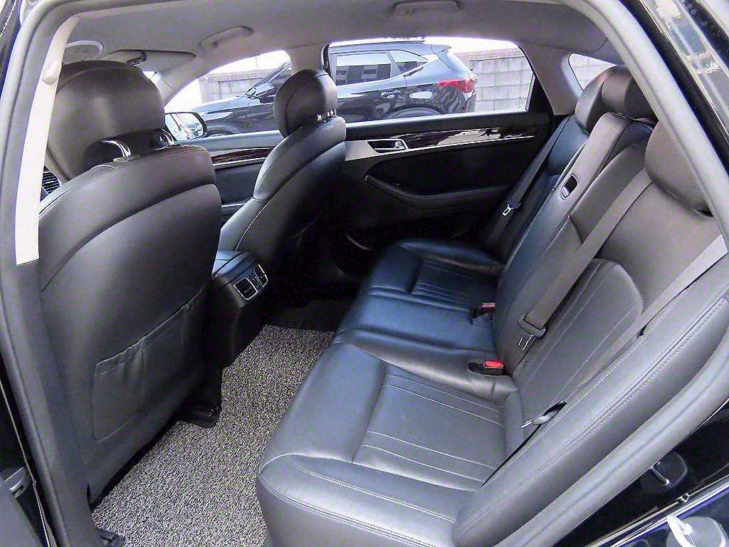 HYUNDAI Genesis - Vista 6