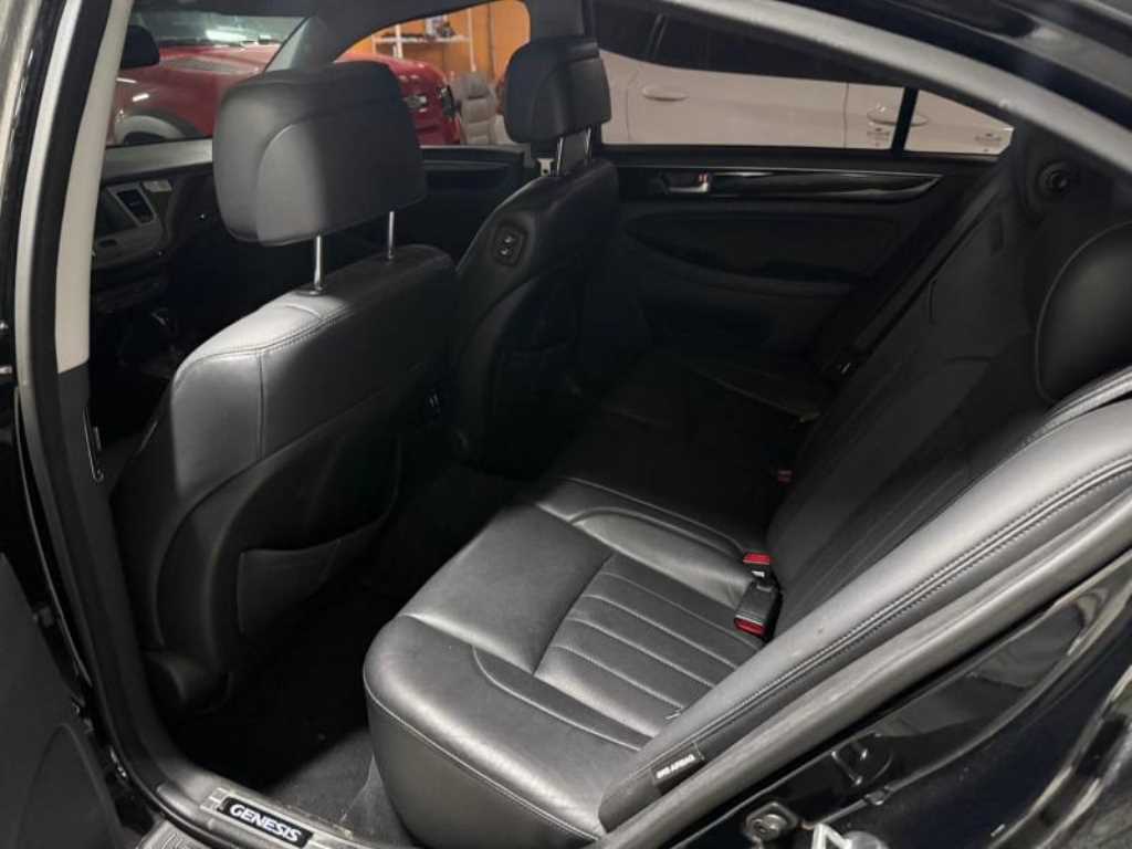 HYUNDAI Genesis - Vista 6