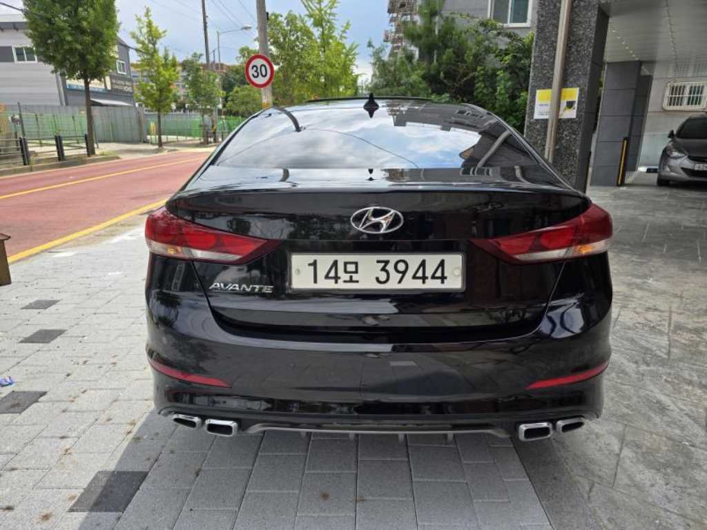 HYUNDAI Avante - Vista 5