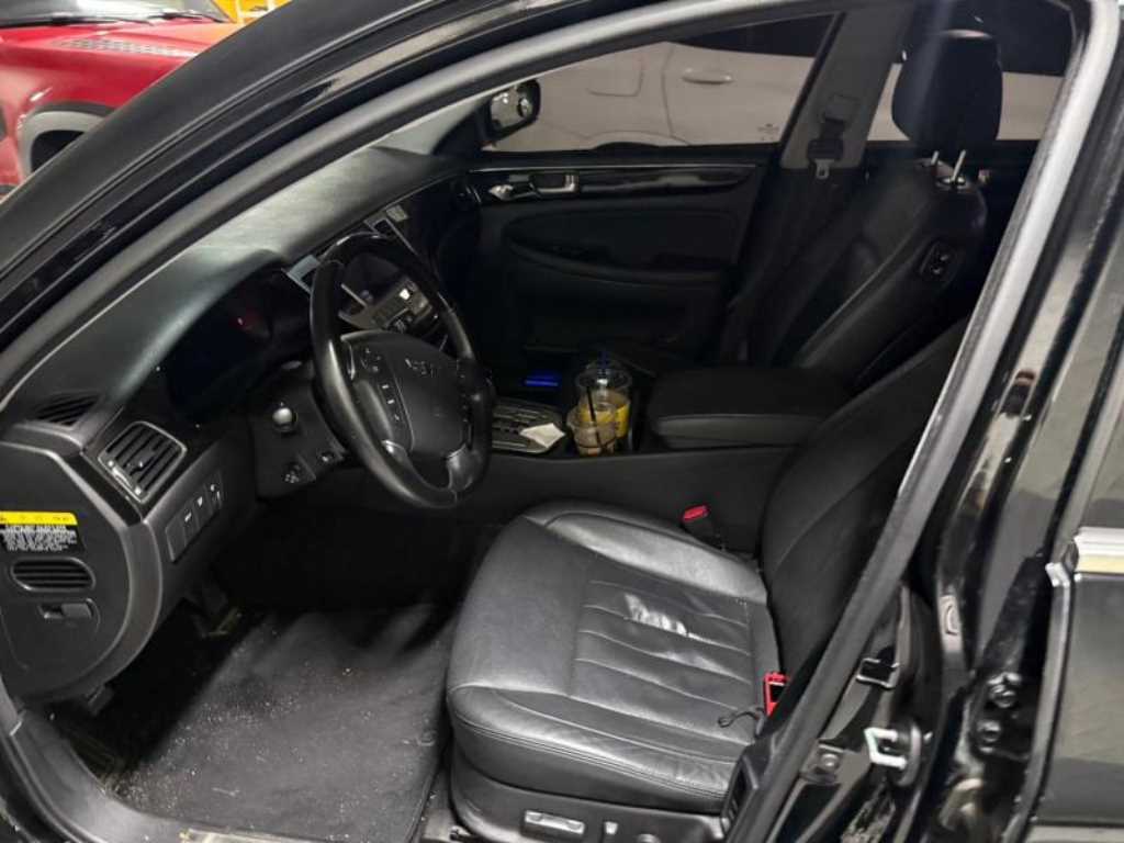 HYUNDAI Genesis - Vista 5