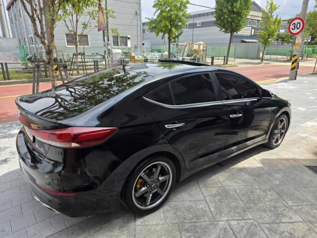 HYUNDAI Avante - Vista 4