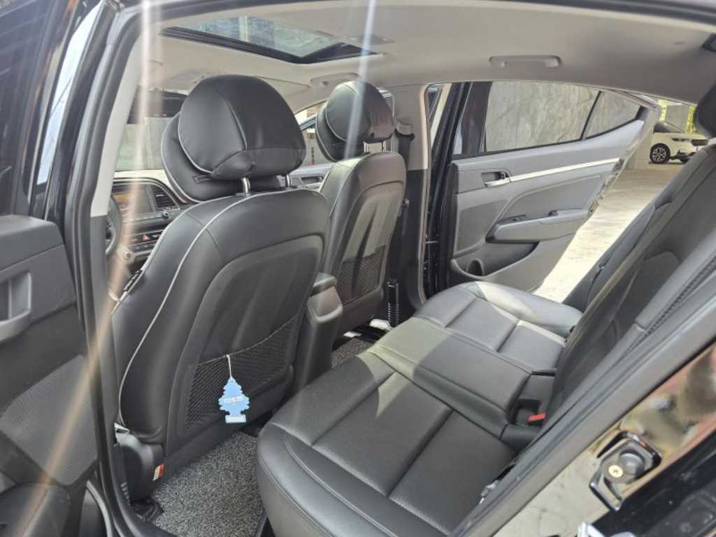 HYUNDAI Avante - Vista 11