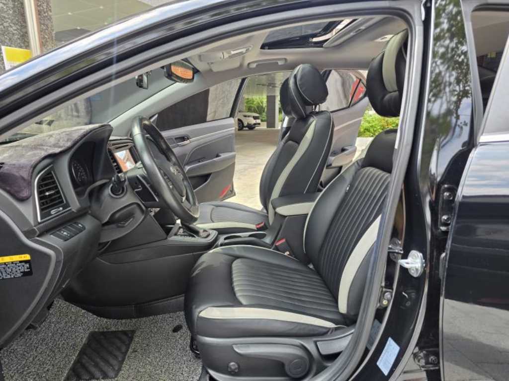 HYUNDAI Avante - Vista 10