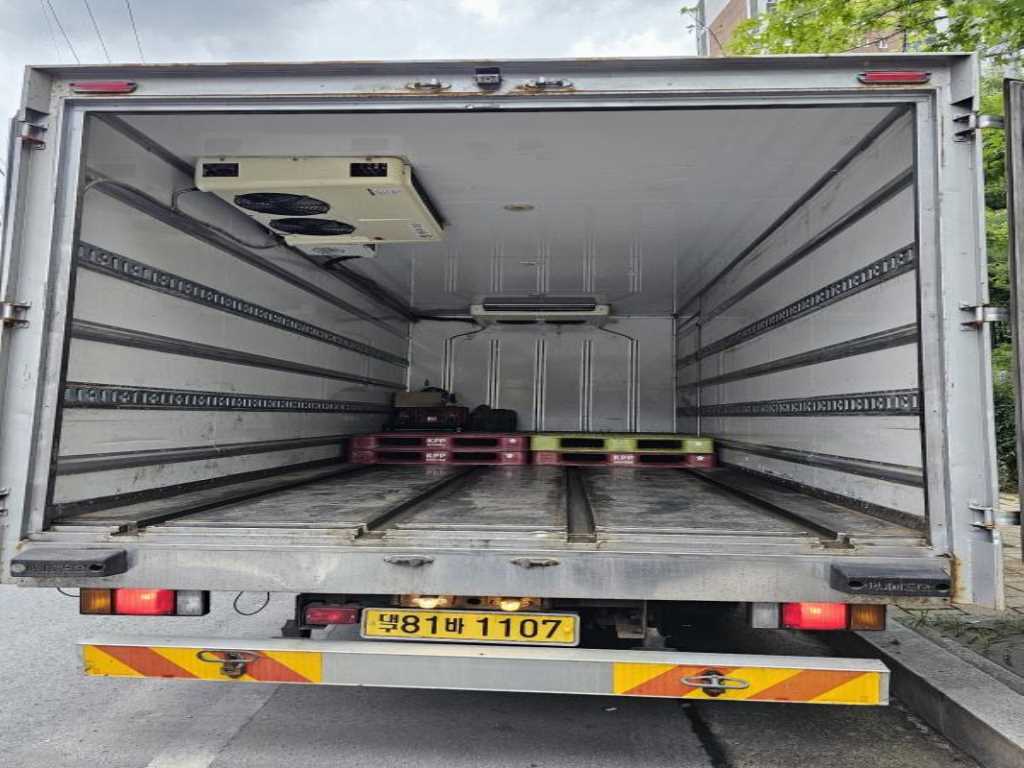 medium and large cargo truck - Vista 7