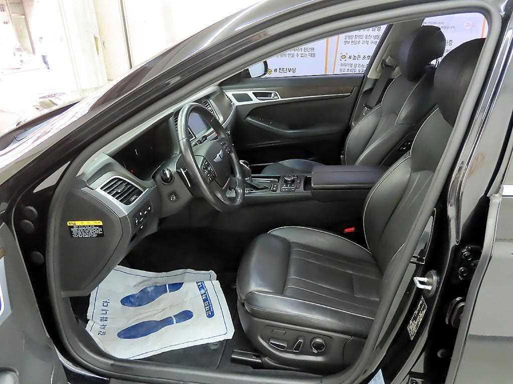 HYUNDAI Genesis - Vista 5