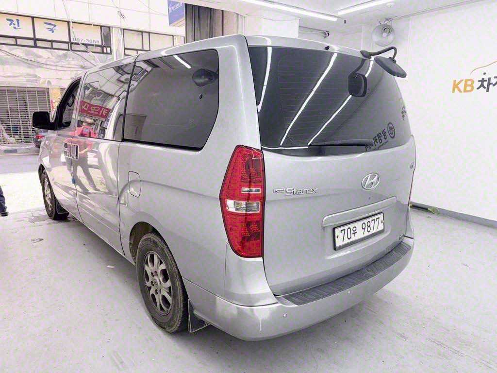 HYUNDAI Starex - Vista 4