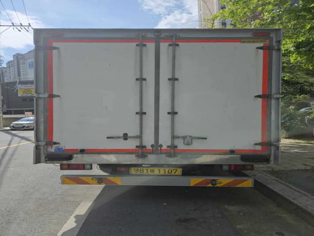 medium and large cargo truck - Vista 6