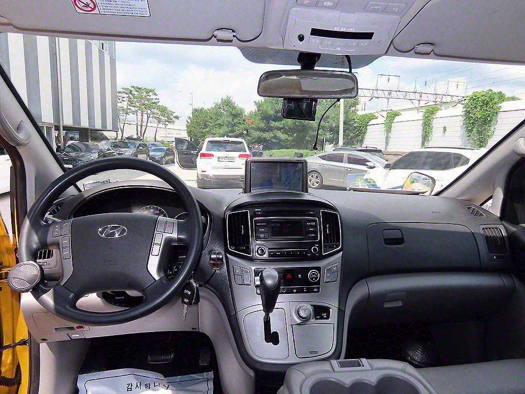 HYUNDAI Starex - Vista 8