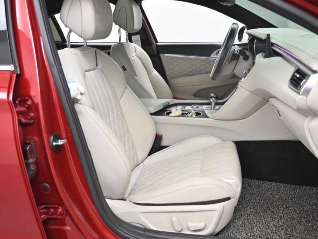 Genesis G70 - Vista 10