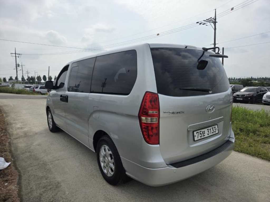 HYUNDAI Starex - Vista 6