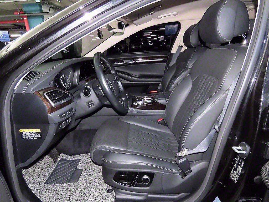 Genesis G90 - Vista 6