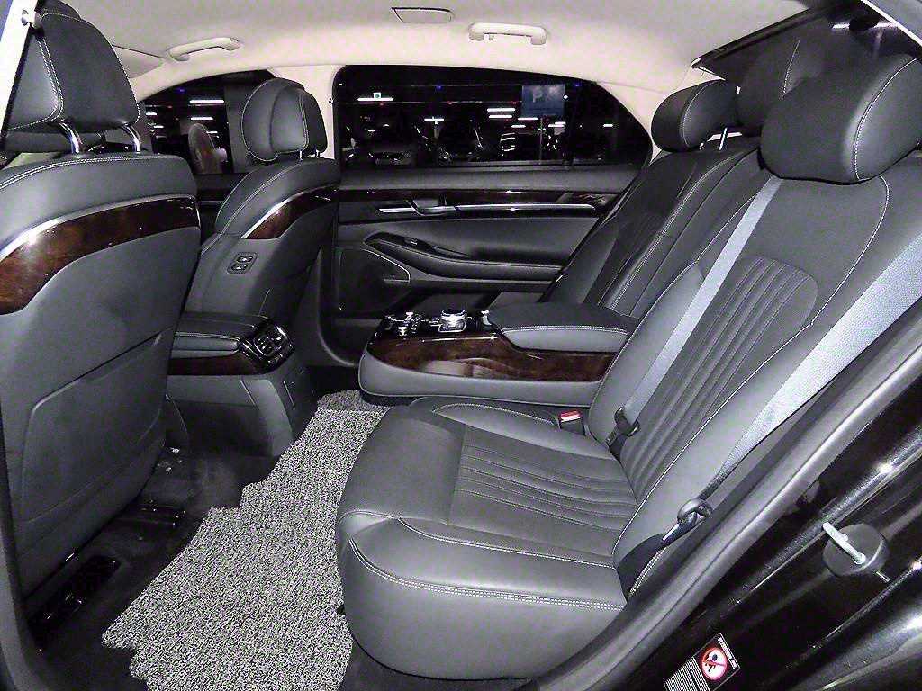 Genesis G90 - Vista 7