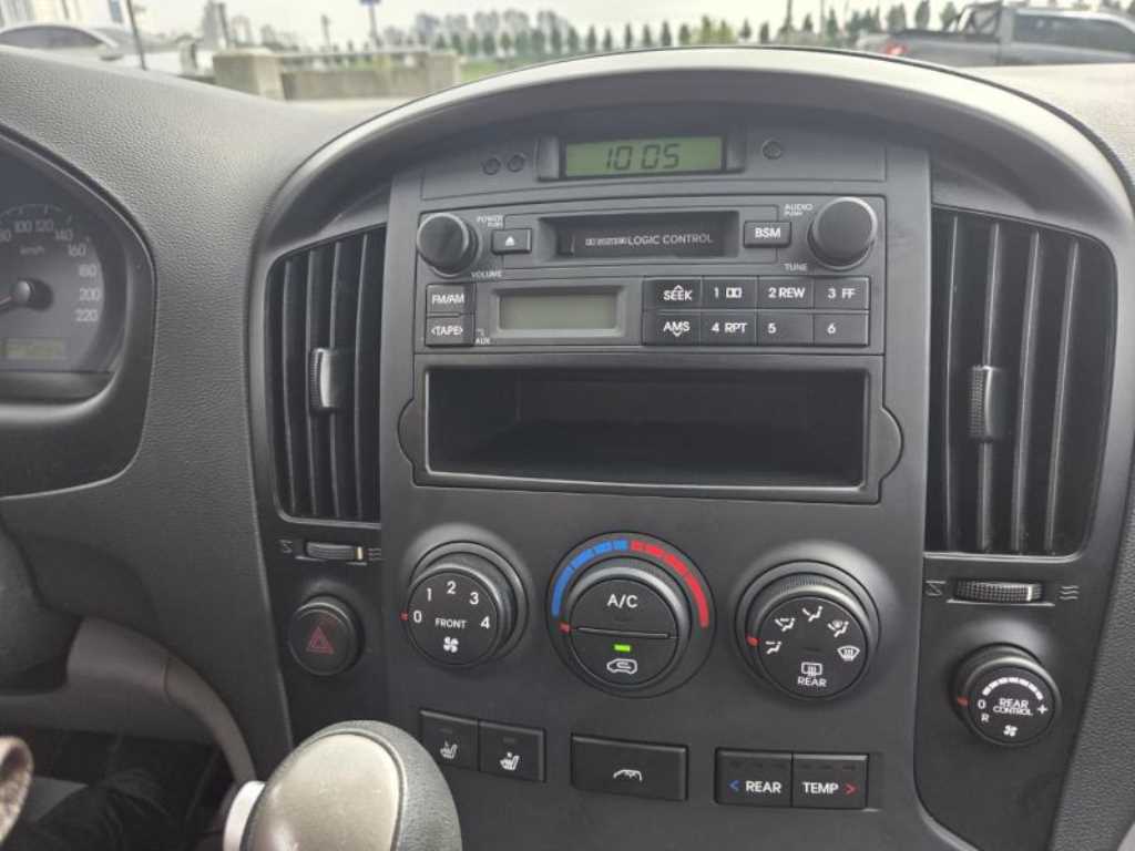 HYUNDAI Starex - Vista 12