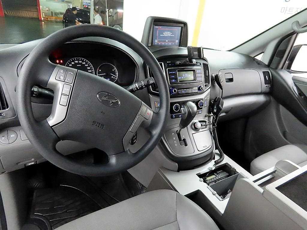 HYUNDAI Starex - Vista 7