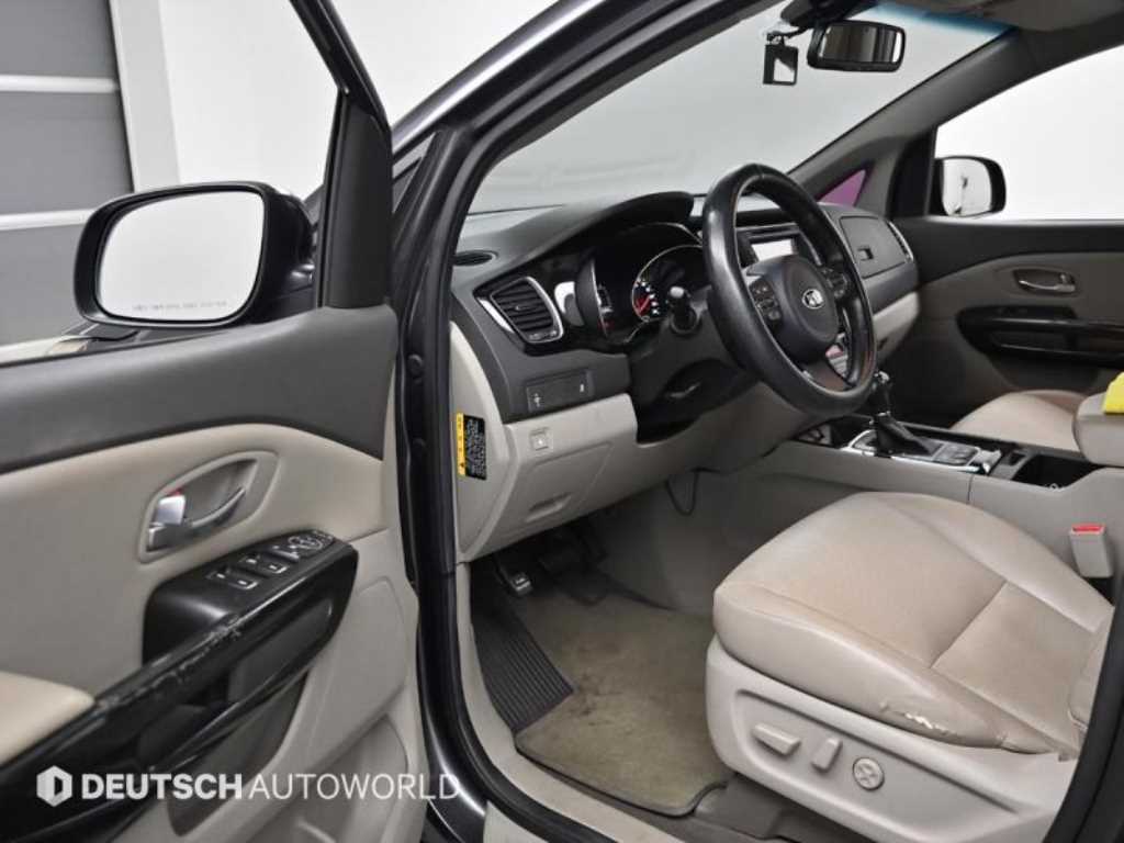KIA Carnival - Vista 11