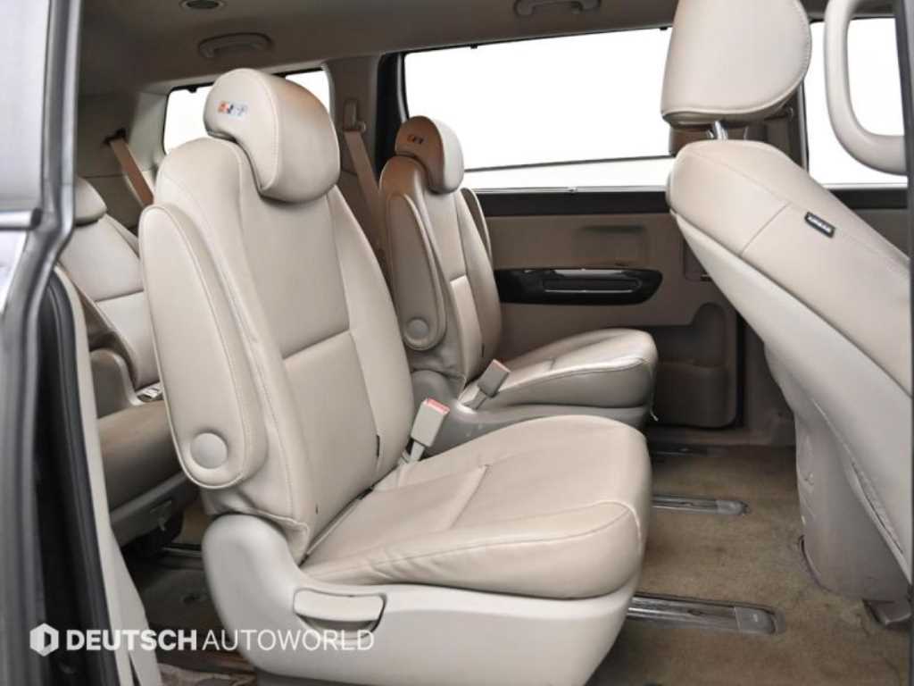 KIA Carnival - Vista 12