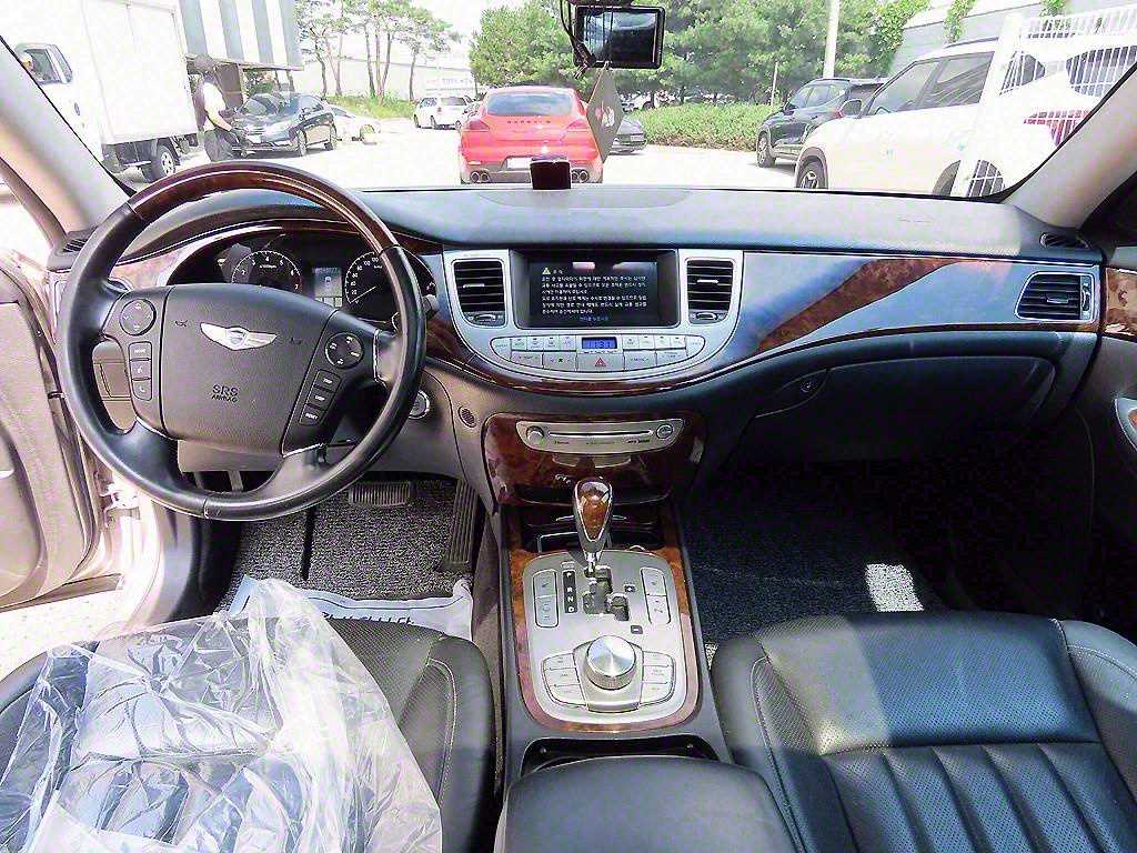 HYUNDAI Genesis - Vista 7