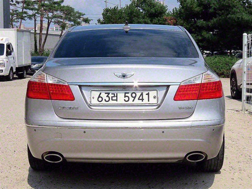 HYUNDAI Genesis - Vista 4