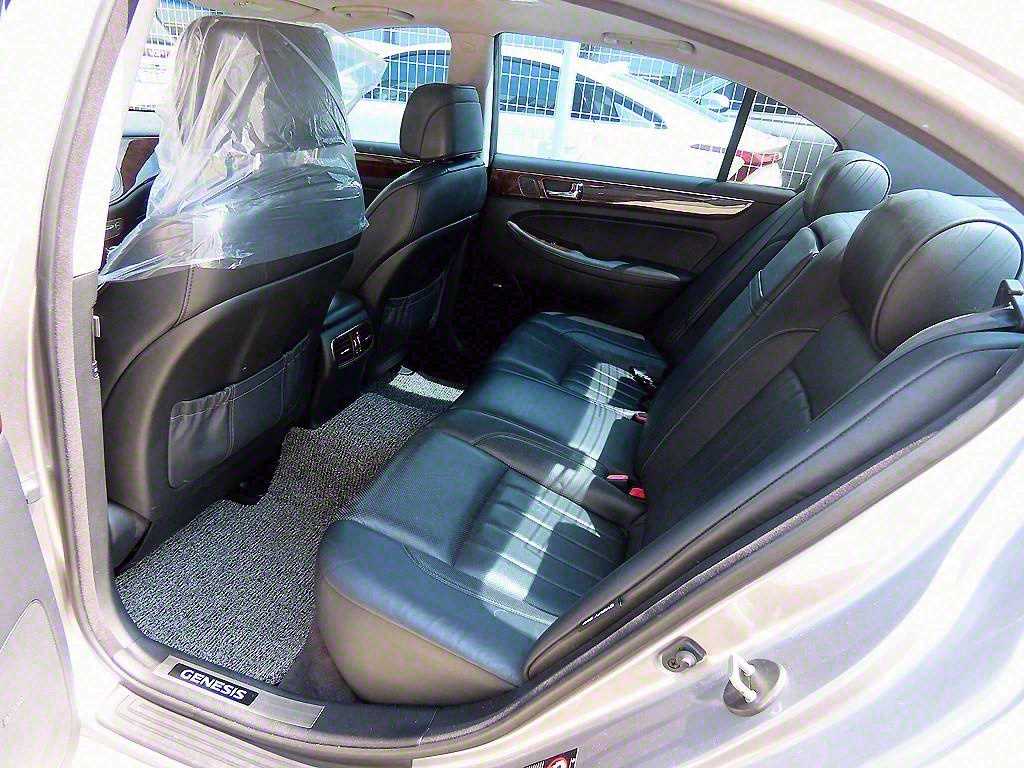 HYUNDAI Genesis - Vista 6