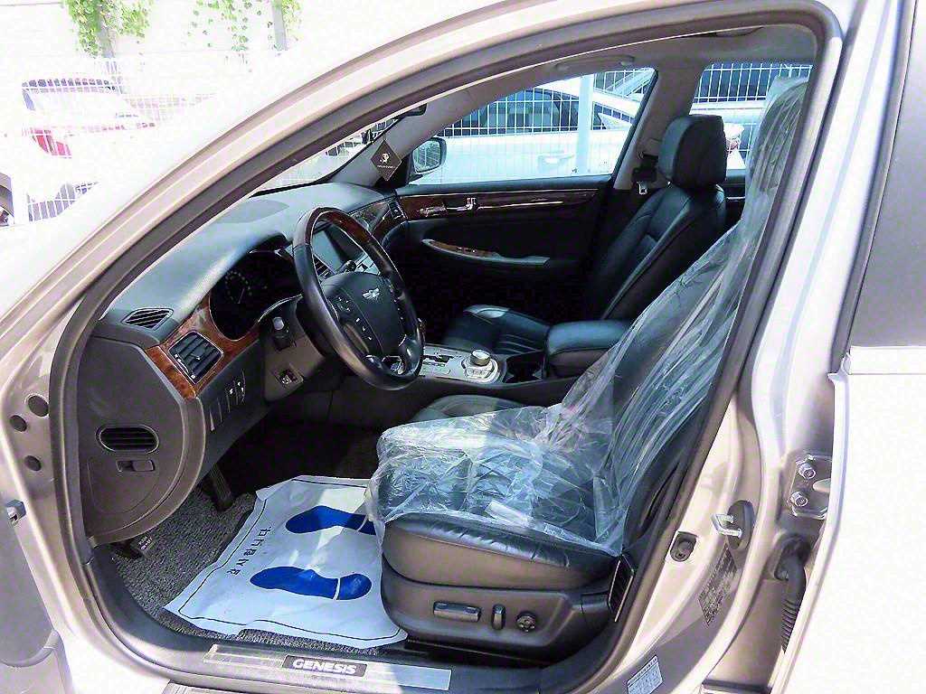 HYUNDAI Genesis - Vista 5