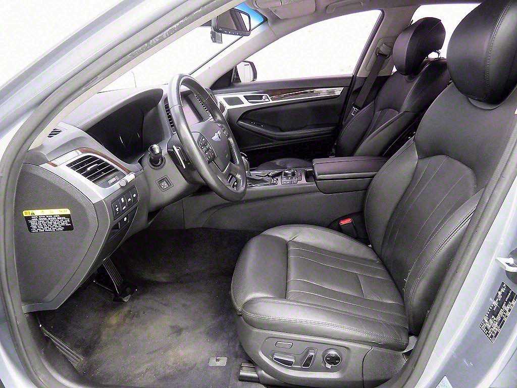 HYUNDAI Genesis - Vista 5