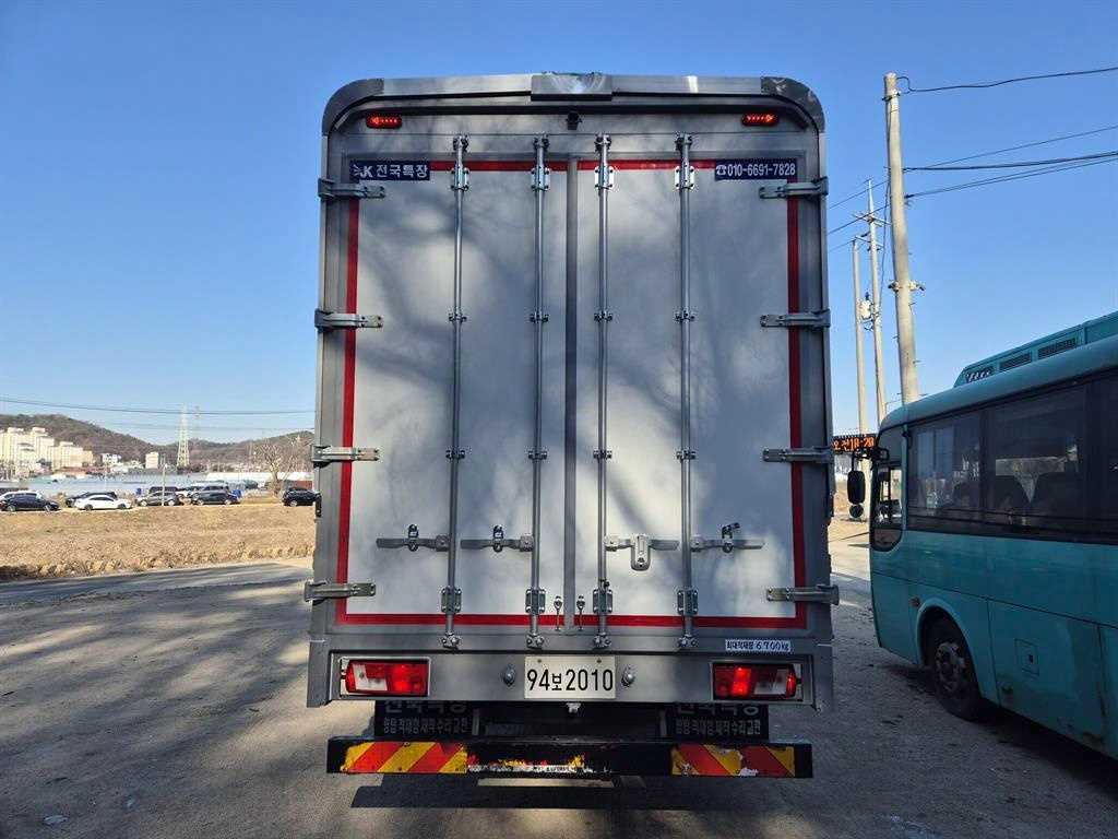 medium and large cargo truck - Vista 5