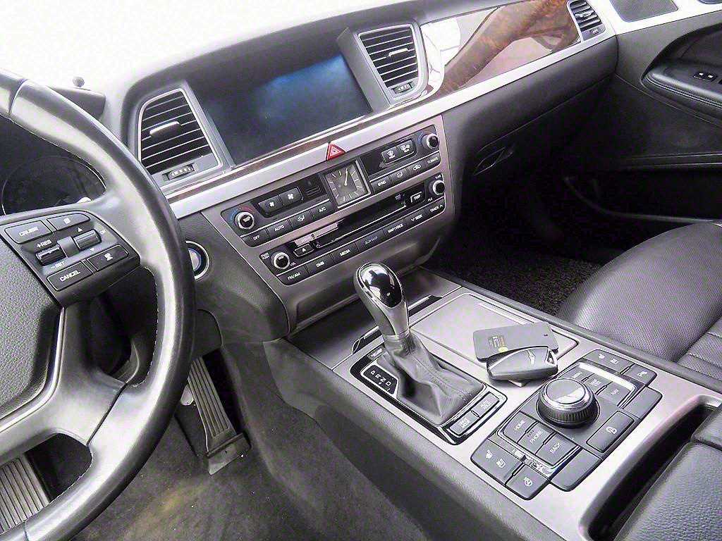 HYUNDAI Genesis - Vista 12