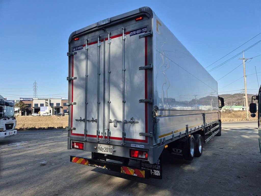 medium and large cargo truck - Vista 6