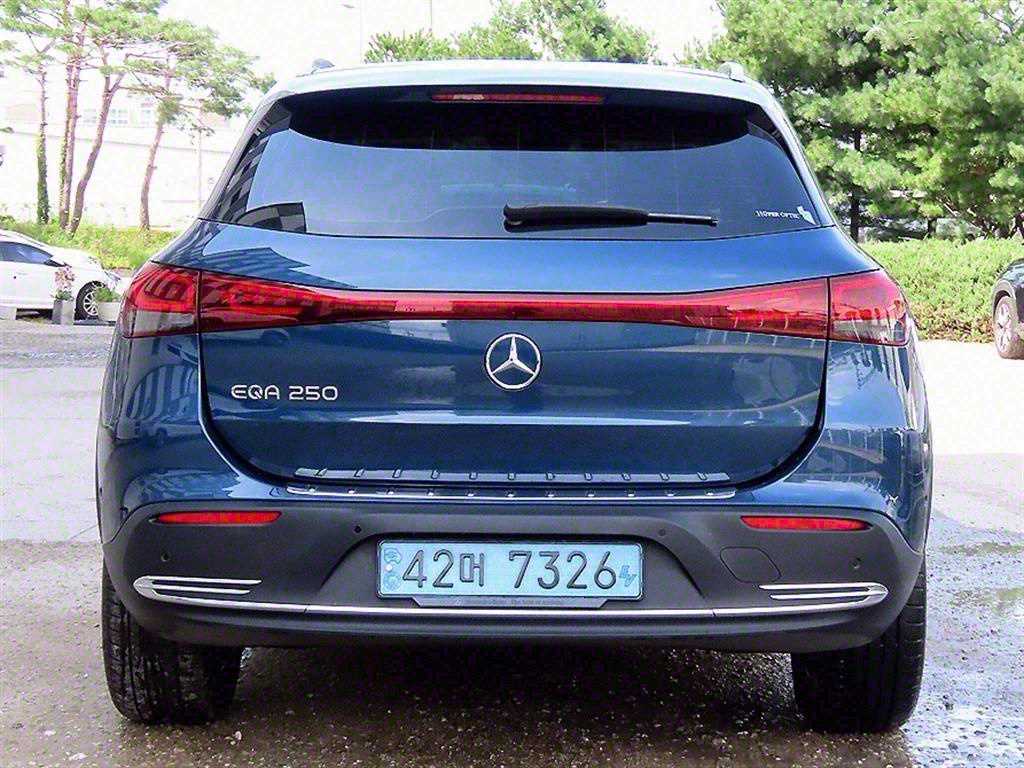 Mercedes Benz EQA - Vista 4