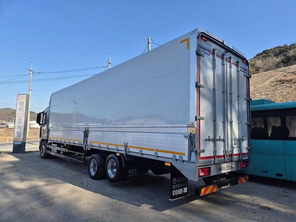 medium and large cargo truck - Vista 4