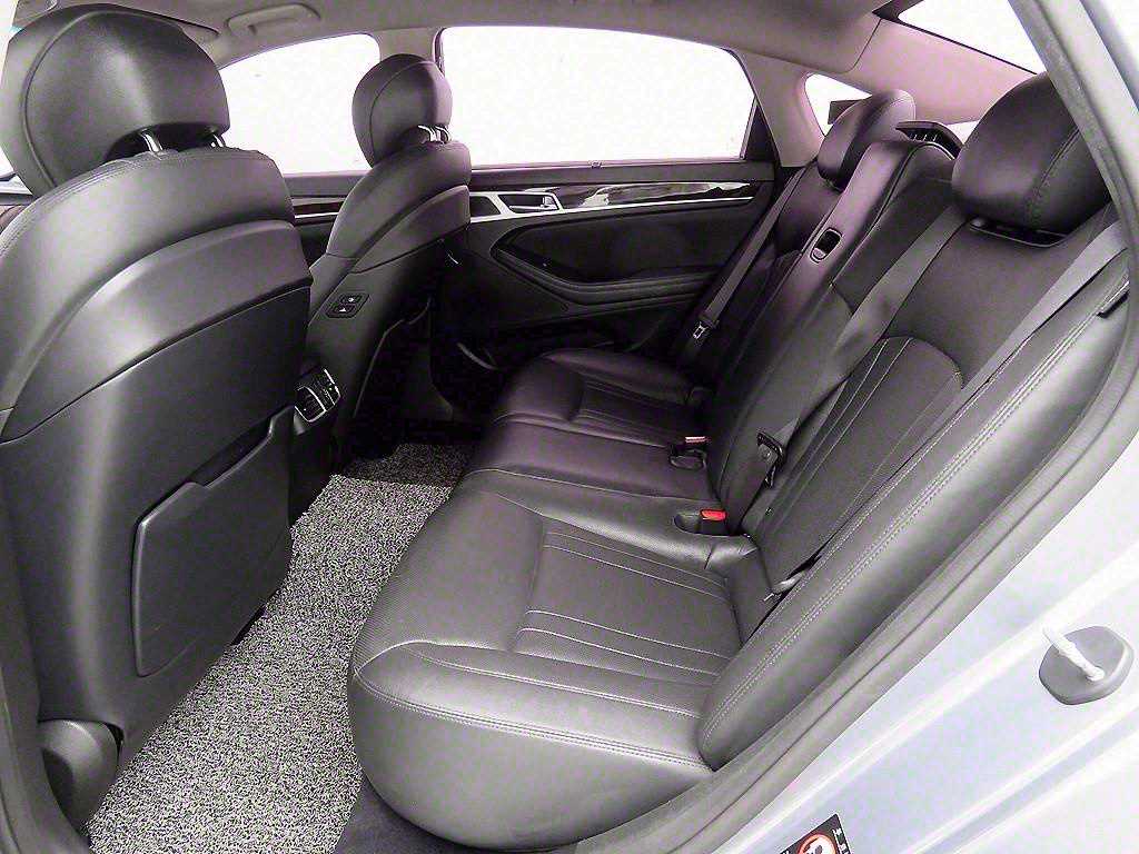 HYUNDAI Genesis - Vista 6