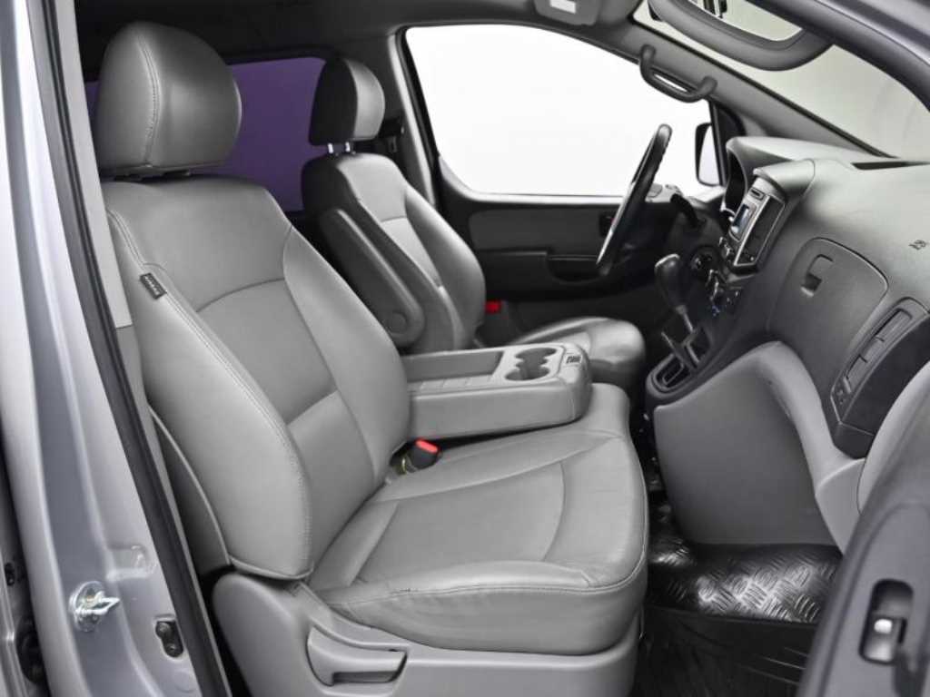 HYUNDAI Starex - Vista 10