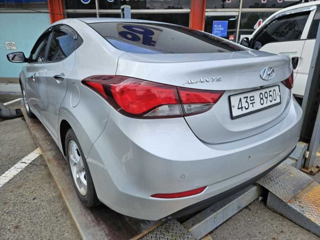 HYUNDAI Avante - Vista 2