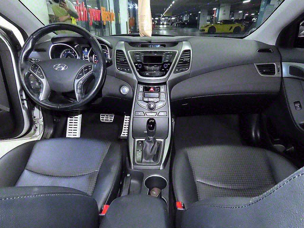 HYUNDAI Avante - Vista 10